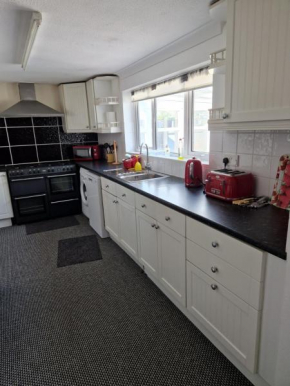 Bright, spacious, airy 3 bedroom bungalow with garden & parking.